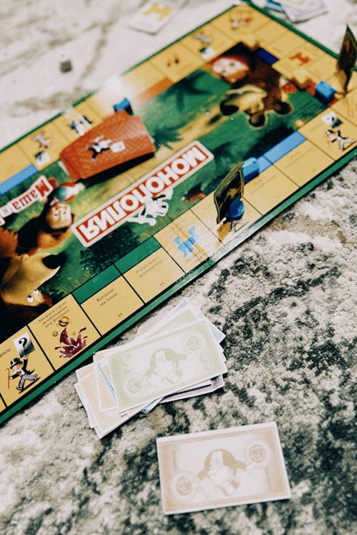 Table de soirée jeu de société avec cartes posées